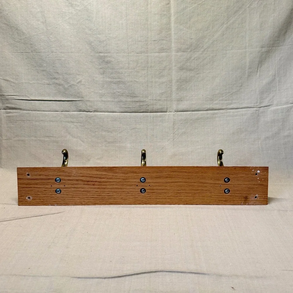 Vintage‎ Oak Wood Wall Mounted Coat Rack 3 Brass Hooks Entryway Mudroom 80s